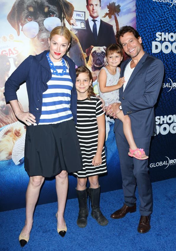 Ioan Gruffud con Alice Evans y sus dos hijas