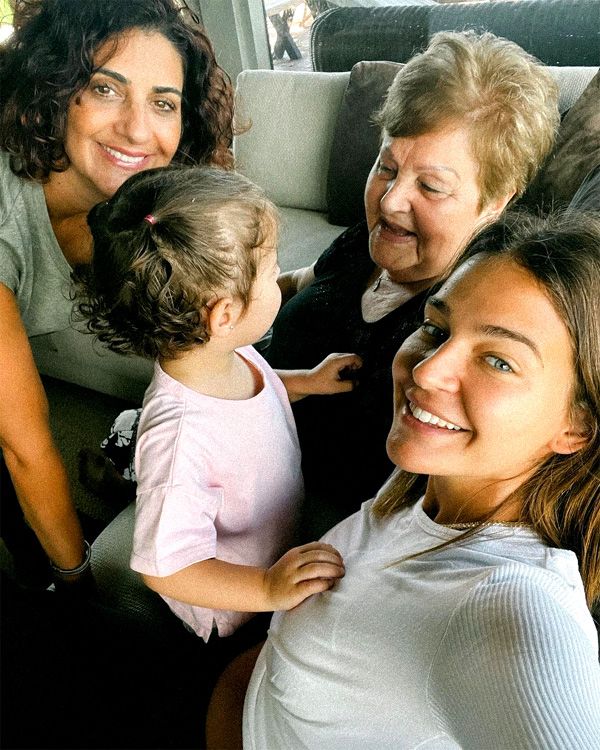 Laura Escanes con su hija, su madre y su abuela