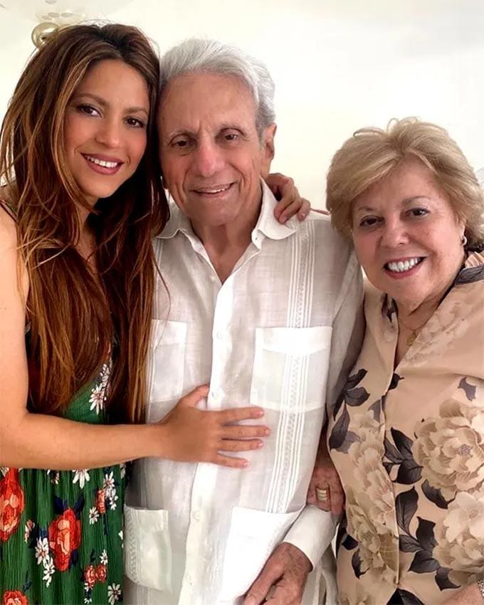 Shakira con sus padres, Nidia Ripoll y William Mebarak