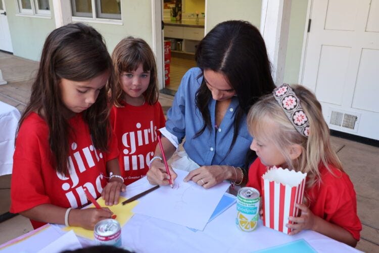 Meghan Markle con un grupo de niñas en Santa Bárbara en octubre de 2024