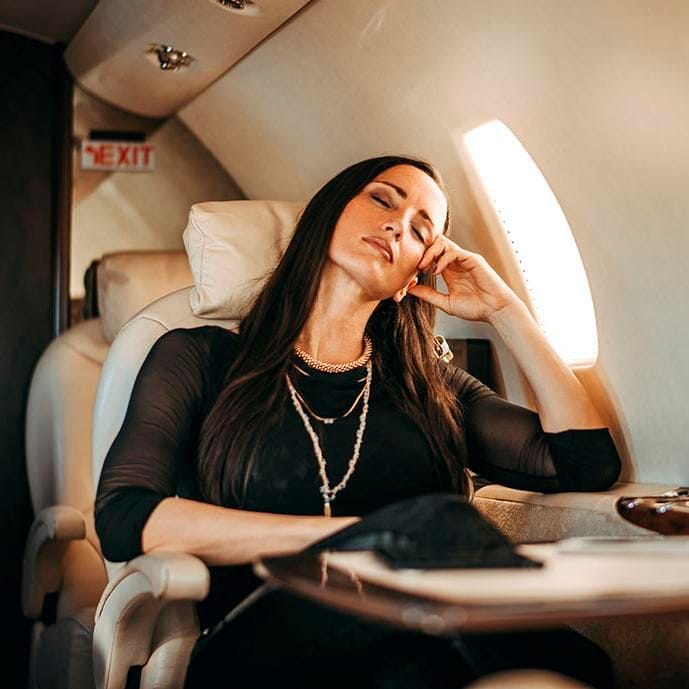 Mujer dormida en un avión