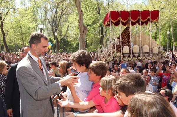 Don Felipe se saltó el protocolo para saludar a unos niños que esperaban al paso de las procesiones. Imagen del twitter de Casa Real
