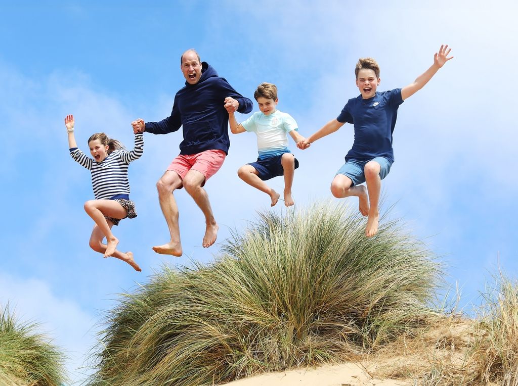 El príncipe William con sus hijos en un día de playa, en una divertida foto tomada por la princesa Kate.