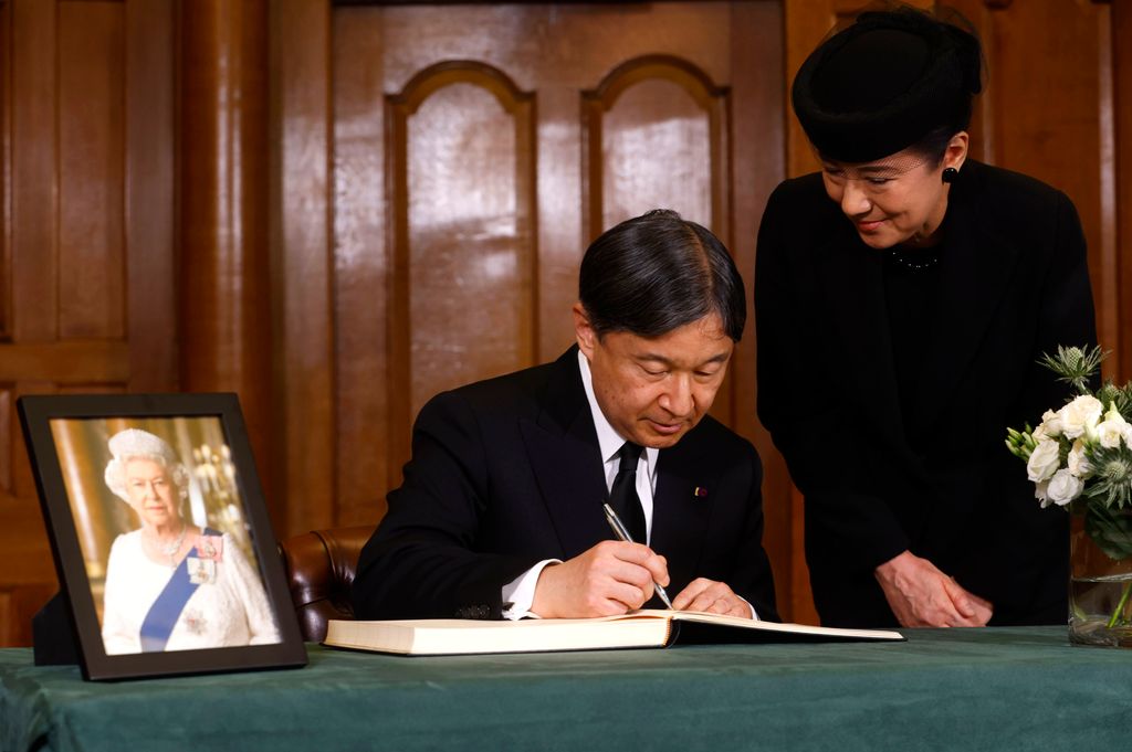 Naruhito y Masako de Japón firmando en el libro de condolencias después del funeral de Estado de Isabel II, se celebró en Londres el 19 de septiembre de 2022