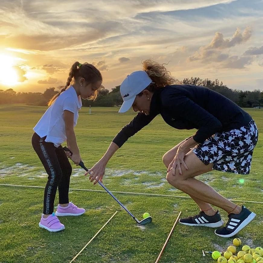 Hija de Adamari López jugando golf