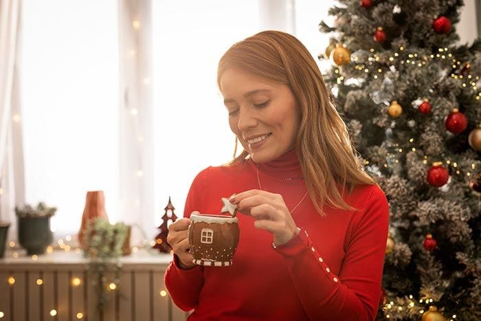 mujer comiendo dulces navideños