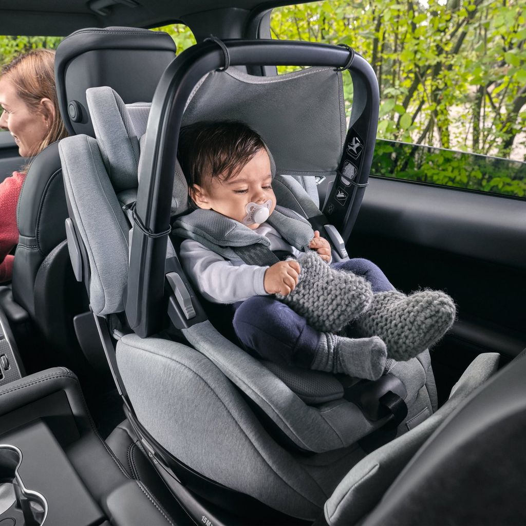 Bebé en silla de coche a contramarcha.