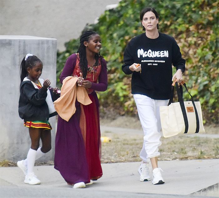 Charlize Theron con sus hijas