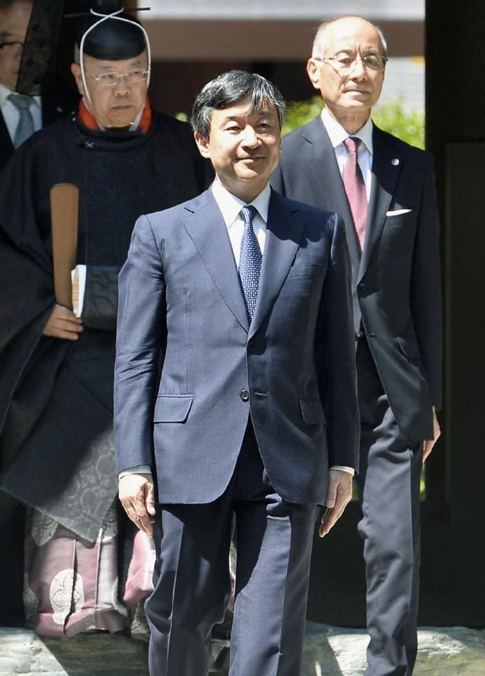 Naruhito de Japón en su primera aparición después de que su padre, el emperador Akihito, hiciera pública su preocupación en un histórico mensaje televisado (el segundo de todo su reinado) dirigido a la nación: “Me preocupa que pueda convertirse en algo difícil para mí asumir mis responsabilidades como símbolo del Estado, tal y como he venido haciendo hasta ahora”, afirmó eludiendo mencionar de forma explícita la abdicación, que obliga una reforma de la ley que garantice la sucesión automática del Heredero
