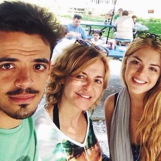 Almudena Ariza con sus dos hijos