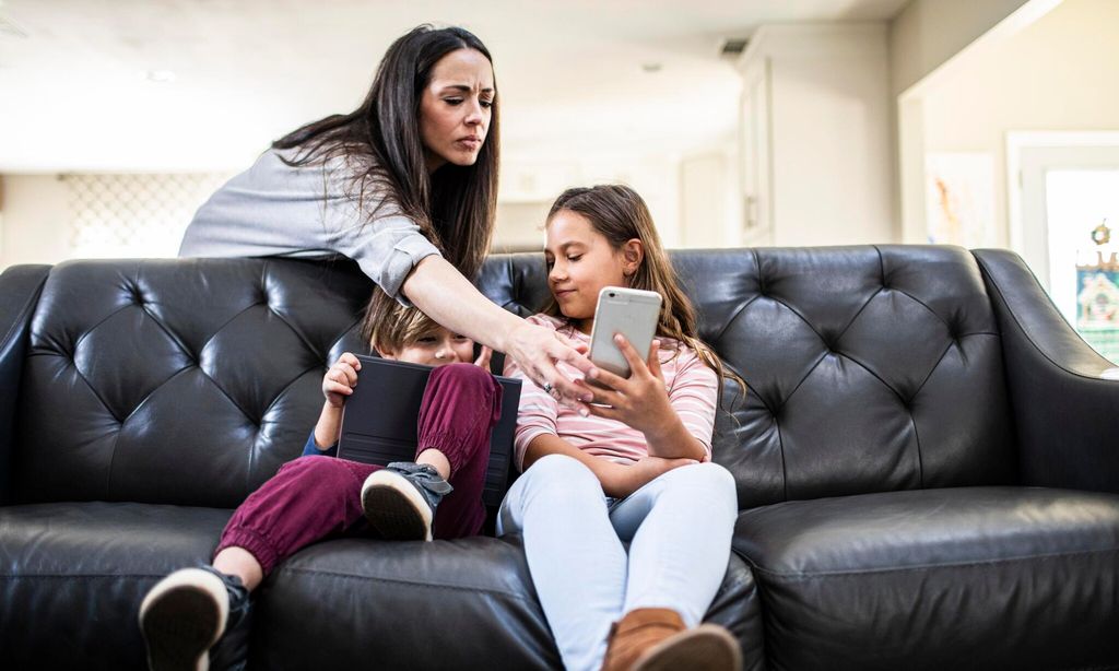 Madre coge el móvil de su hija