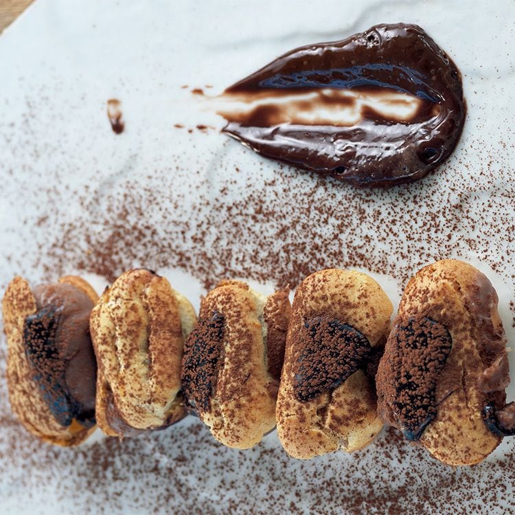 Buñuelos con crema pastelera de chocolate