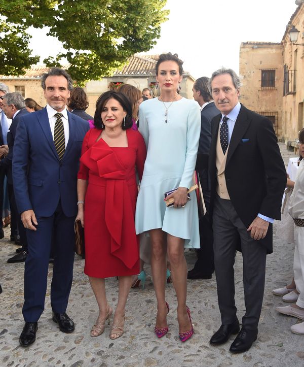 Los padres de la novia con sus grandes amigos, Nieves Álvarez y Marco Severini
