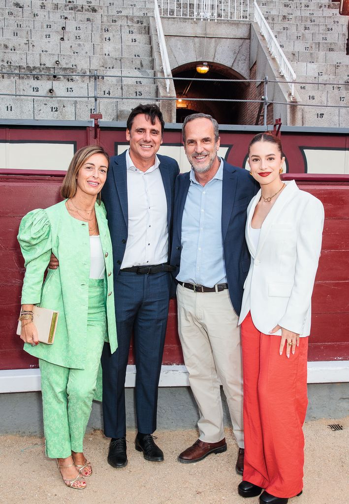 De izquierda a derecha, Ion Aramendi con su mujer, María Amores, y Santi Acosta y su hija, Claudia