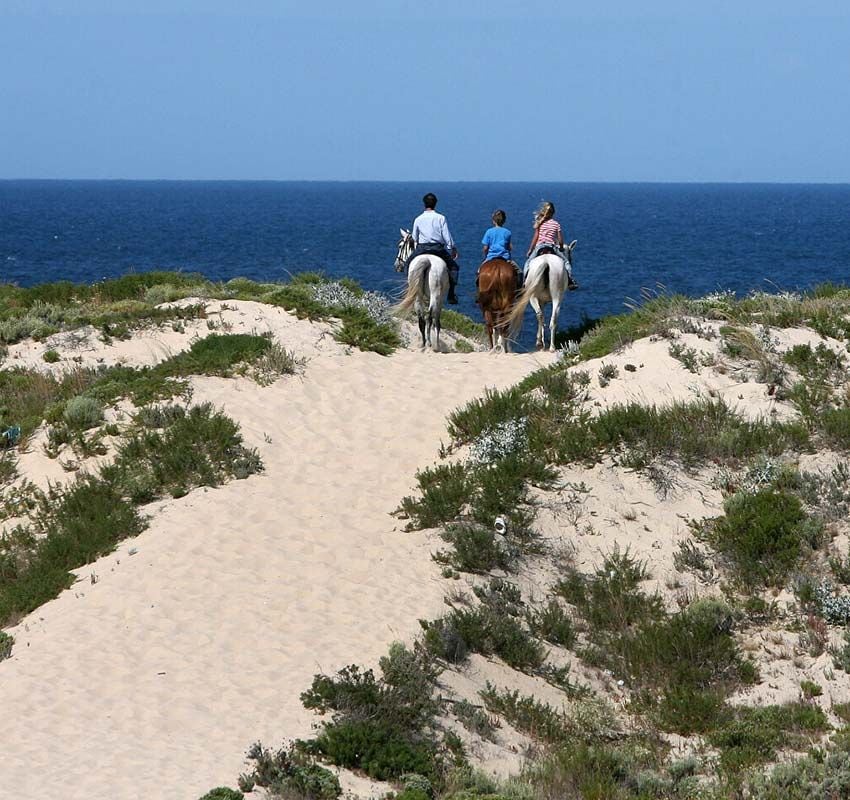 Montando a caballo en las playas de Comporta, Portugal