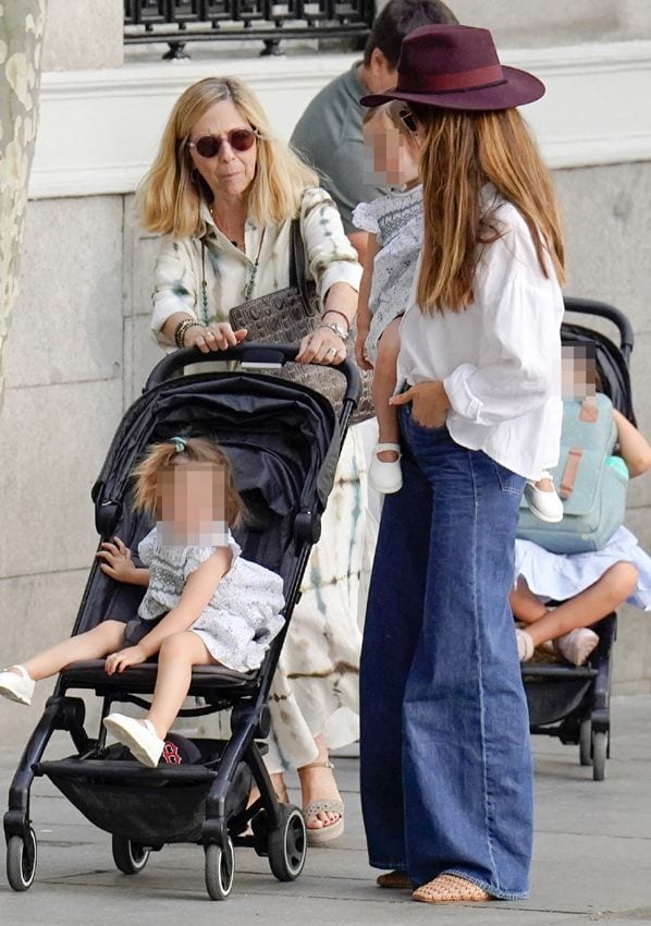 Ariadne Artiles y José María García Fraile con sus hijas por Madrid