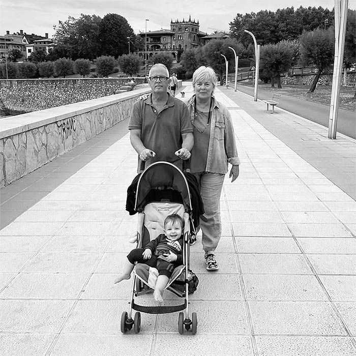 Los padres de Tania Llasera y su sobrino