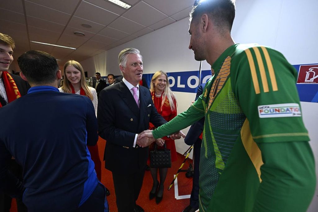 Felipe de Bélgica saluda al portero Koen Casteels tras el partido