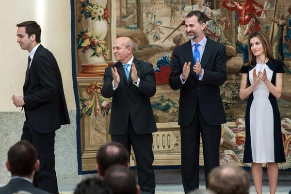 Lorenzo recogió el premio póstumo otorgado a su madre de manos de los Reyes 