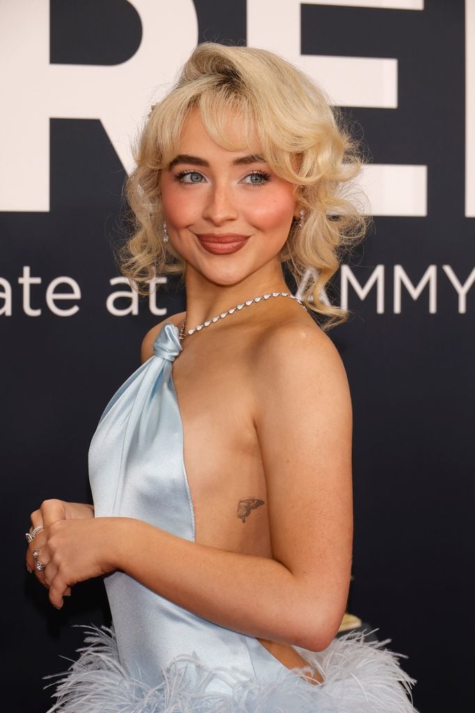 Sabrina Carpenter llevó su cabello recogido al estilo de Marilyn Monroe y  las icónicas actrices del cine de oro