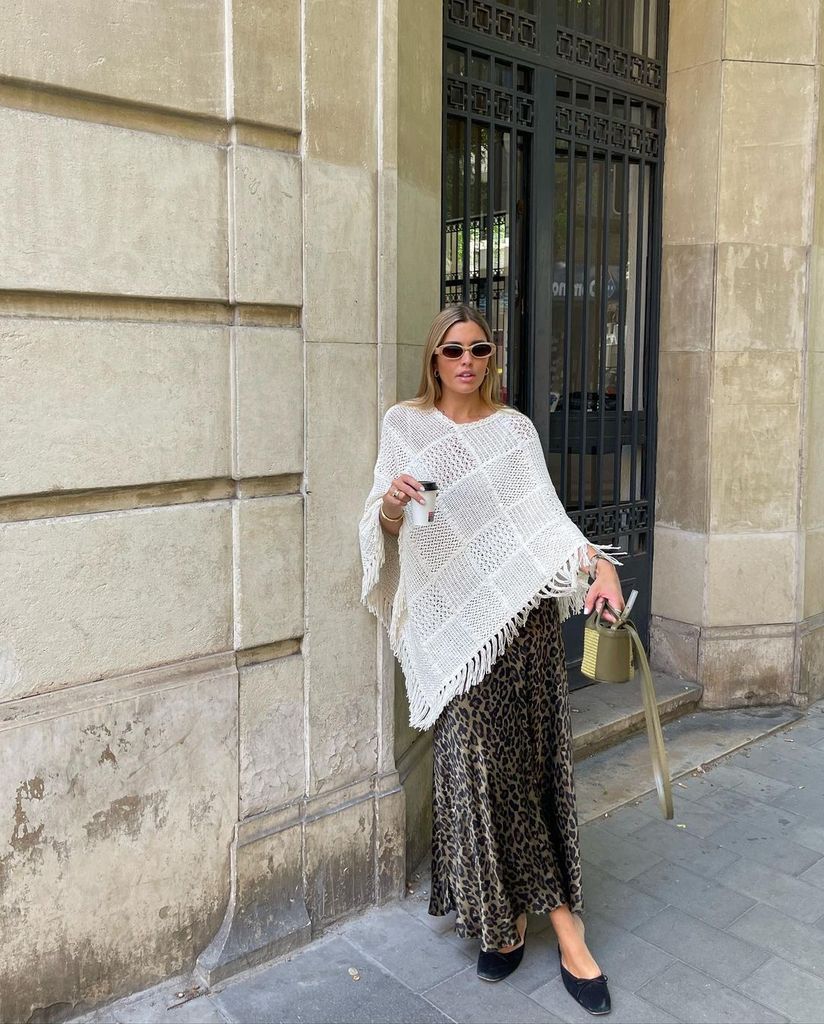 Influencer con capa y falda animal print