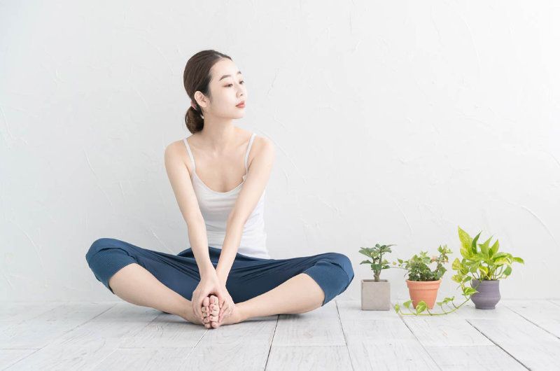 Mujer japonesa haciendo ejercicio