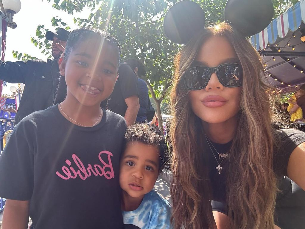 Khloé Kardashian y sus hijos True y Tatum, de 6 y 2 años.