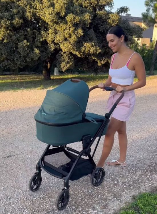 Cristina Pedroche paseando a su hija