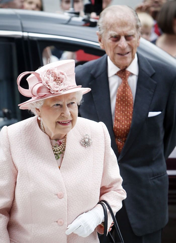 La reina Isabel y el príncipe Felipe partieron de Londres ayer por la tarde a bordo de un helicóptero privado con destino a la residencia privada de la Reina en Sandringham para pasar la Navidad, después de que se hubieran visto obligados a cambiar sus planes iniciales de viaje al haber contraído sendos severos resfriados
