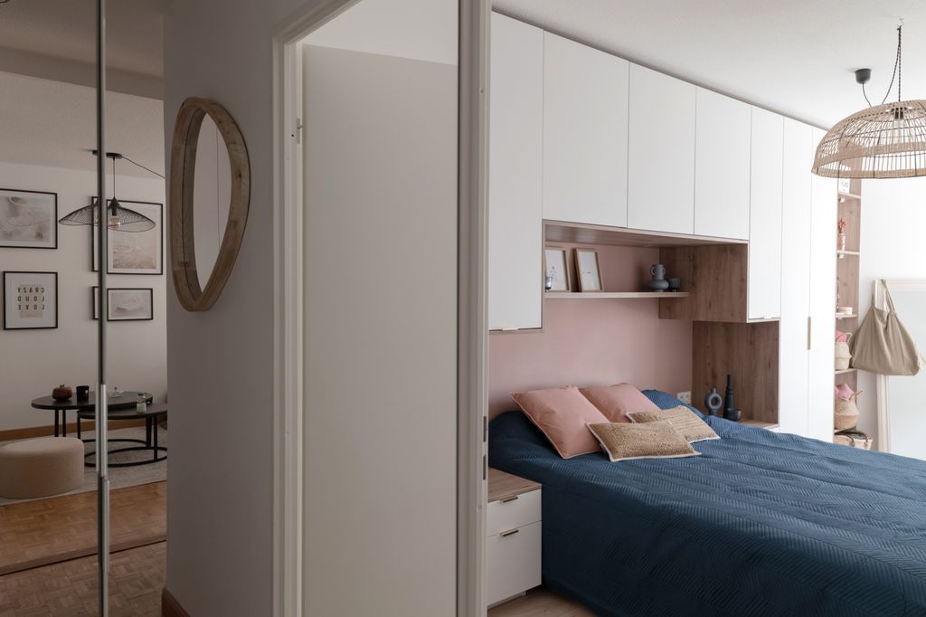 Dormitorio con mueble tipo puente.