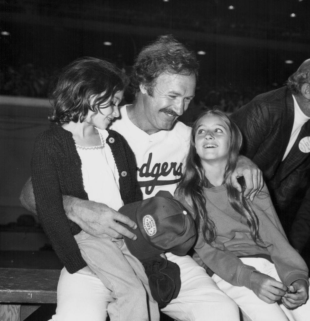 Gene Hackman junto a sus hijas Elizabeth y Leslie 