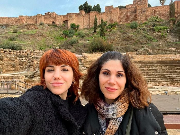 Angy Fernández y su hermana Irene