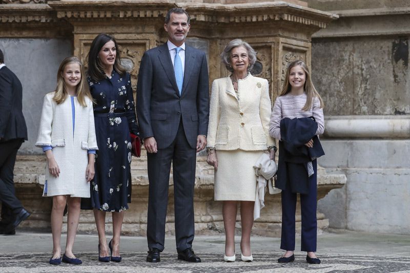 Los reyes Felipe y Letizia con la princesa Leonor y la infanta Sofía 