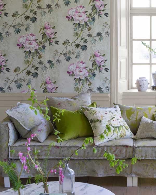 Esta propuesta de Designers Guild, en depapelpintado.es, aporta sutileza y encanto al espacio, a pesar de combinar flores tanto en piezas grandes como en accesorios y en la pared. La clave de su éxito son los colores elegidos y el tamaño del motivo.
