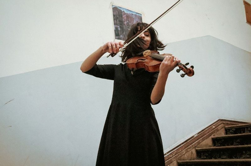 getty mujer violin