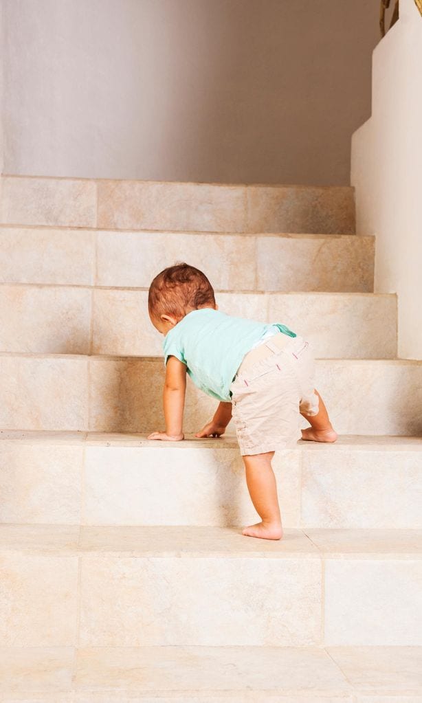 Bebé subiendo escaleras gateando