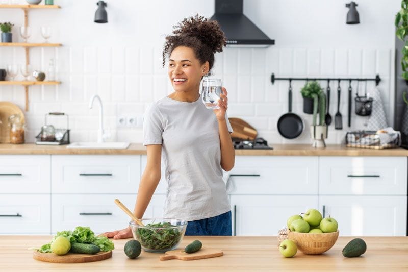 mujer cocina