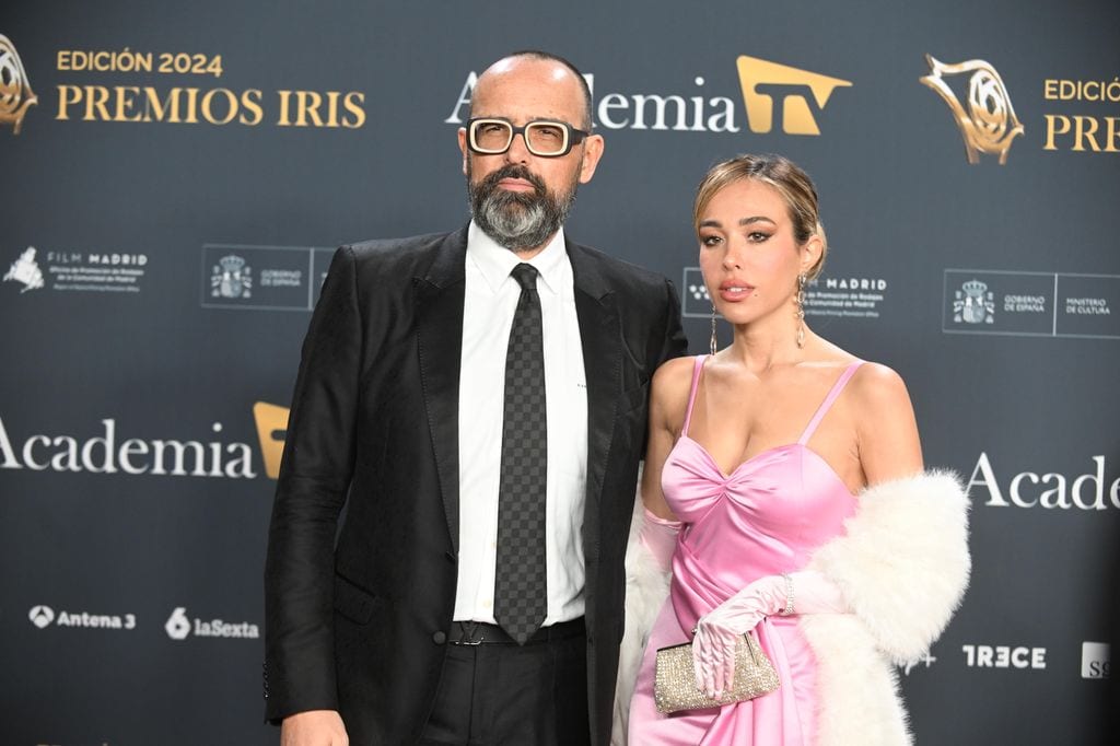 Risto Mejide y Grecia Castta posan en la alfombra roja de los Premios Iris 