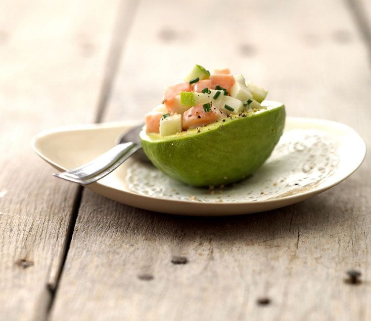 Aguacate mini relleno de tartar de manzana verde y salmón