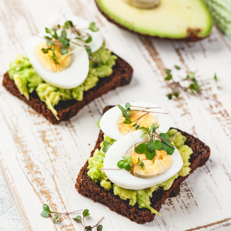 Tostadas con aguacate y huevo