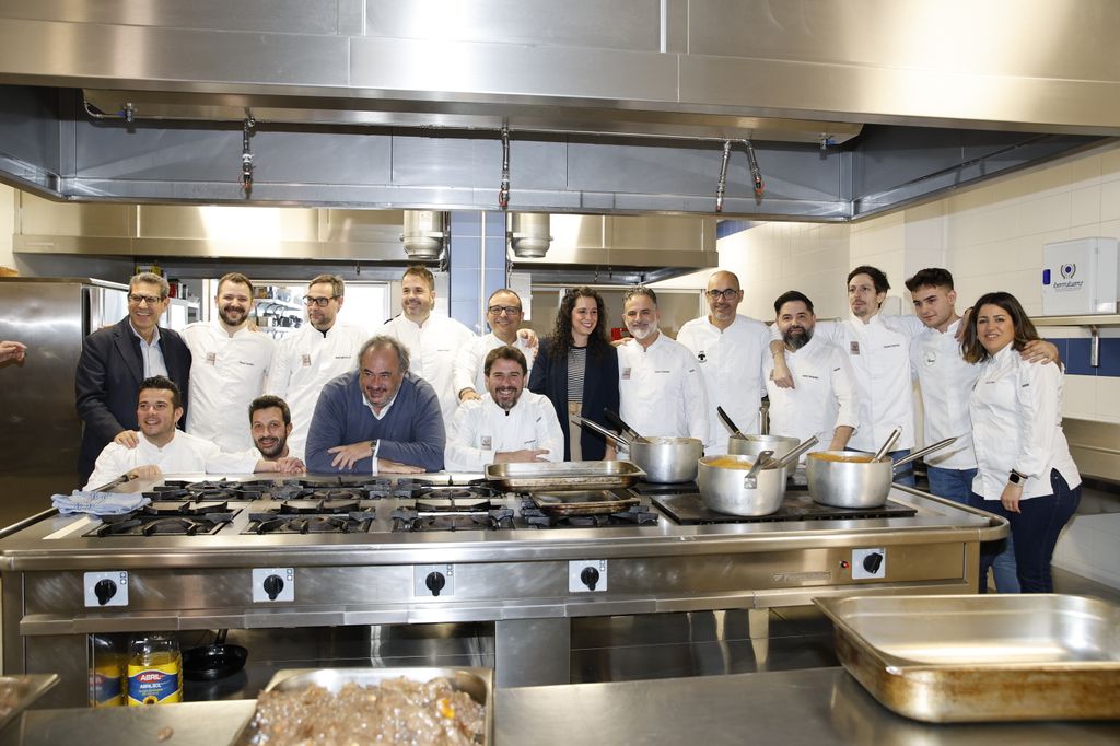 Los chefs participantes, en las cocinas de la 'Fundación José María Llanos'