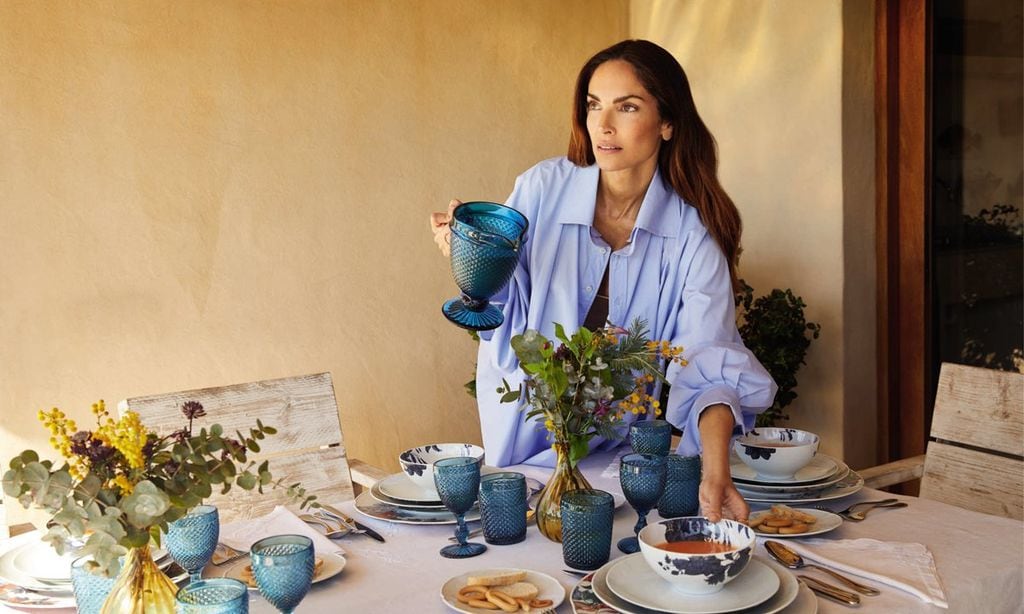 Eugenia Silva posa en su casa de Formentera para ¡HOLA! Living