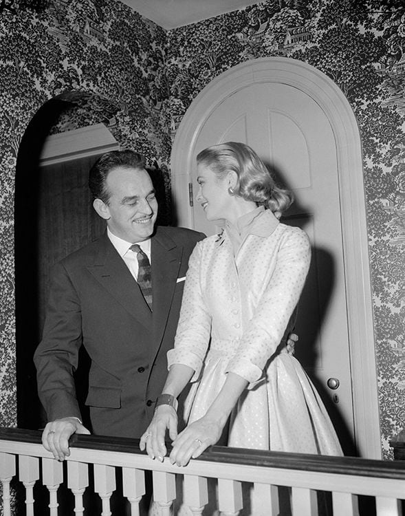 Grace Kelly con anillo de Cartier el día del anuncio de su compromiso