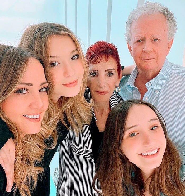 Andrea Legarreta y su familia 