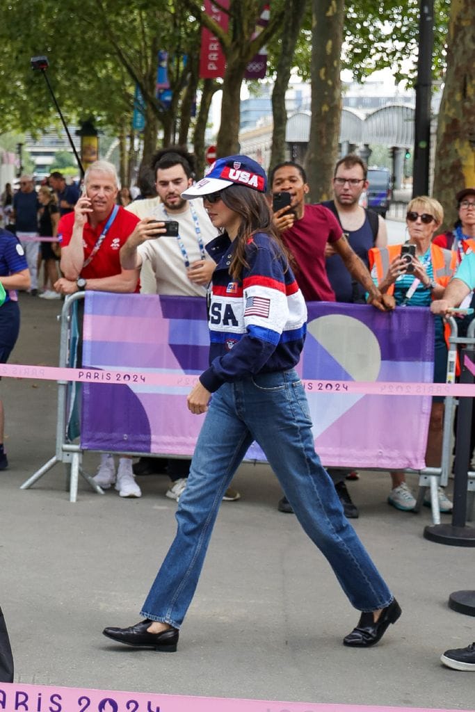Kendall Jenner lleva Ralph Lauren en las calles de París. 