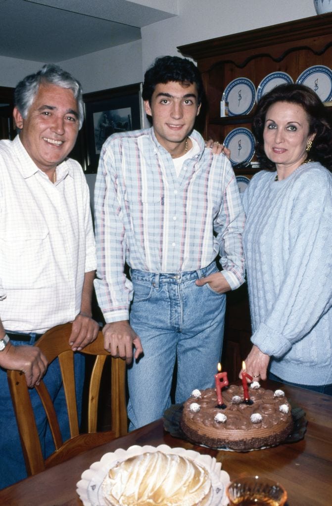 Posado del torero Paco Camino junto a su hijo Rafael Camino Sanz y su segunda mujer María Ángeles Sanz durante el 19 cumpleaños de Rafa.