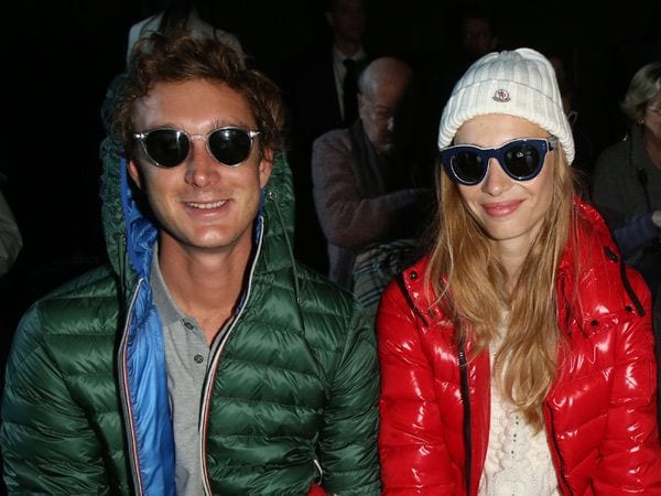 Pierre Casiraghi y Beatrice Borromeo, una de las parejas más bonitas, más enamoradas y también más atareadas de la realeza, se dieron cita a su regreso de Abu Dabi en la Semana de la Moda de París
