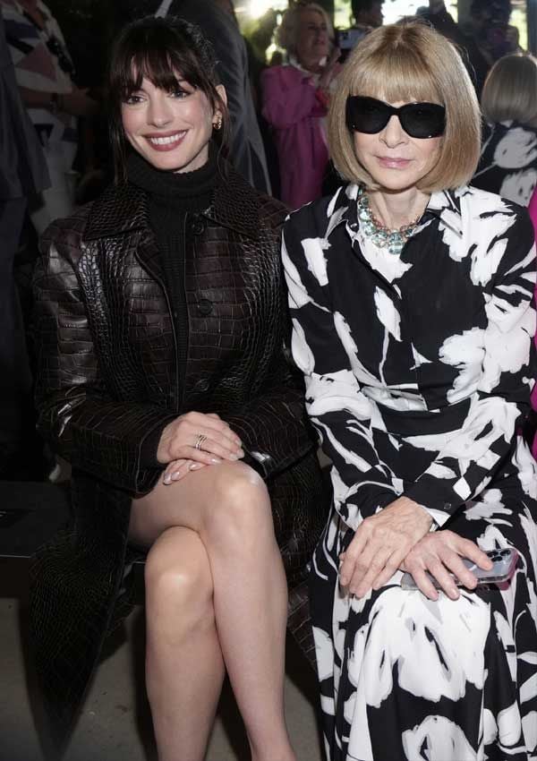 Anne Hathaway y Anna Wintour en el desfile de Michael Kors