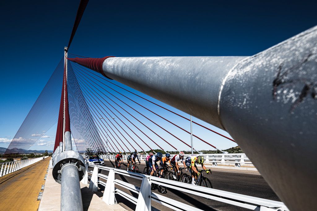 Muere un influencer británico de 26 años tras intentar escalar el puente más alto de España