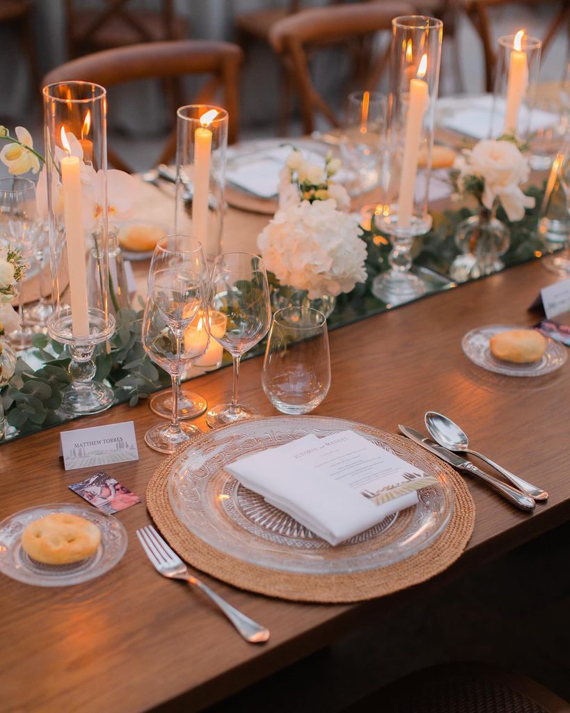 Decoración mesa de boda blanco y velas. WP: Los sueños de Julieta